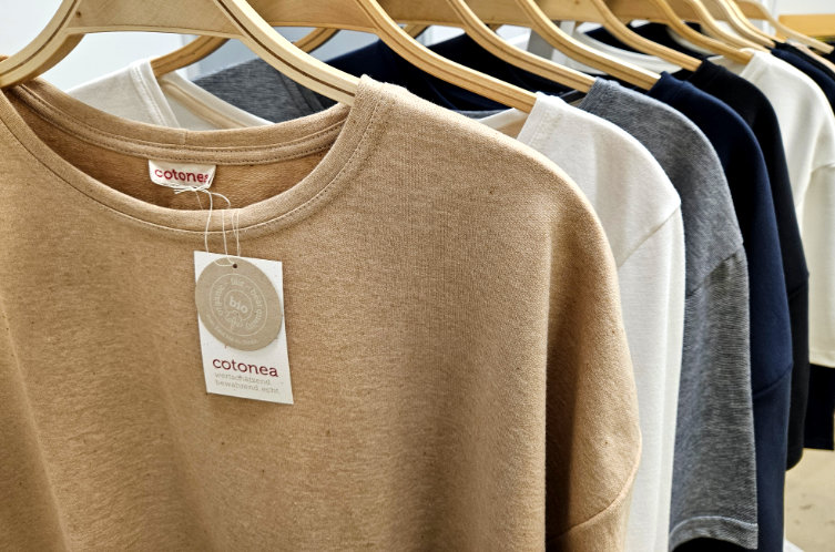 Bekleidung für Babys, Kinder und Erwachsene aus Bio-Baumwolle im Cotonea Outlet in Bempflingen